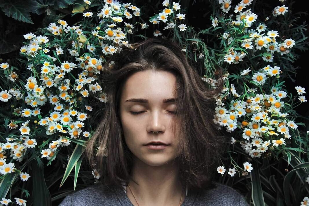 woman-mediation-flowers